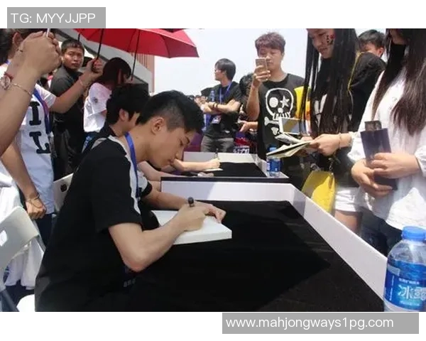 高校联赛中EDG展现灵活战术的精彩表现与战术调整分析实时新闻